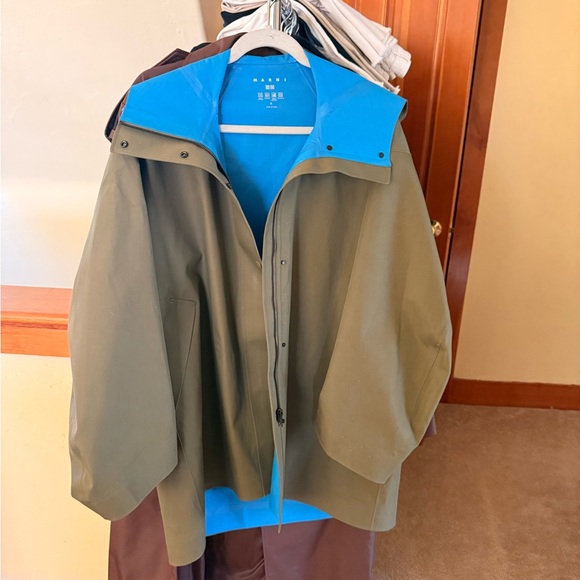 Marni for Uniqlo Olive Green Rain Coat with Bright Blue Lining - Picture 5 of 6
